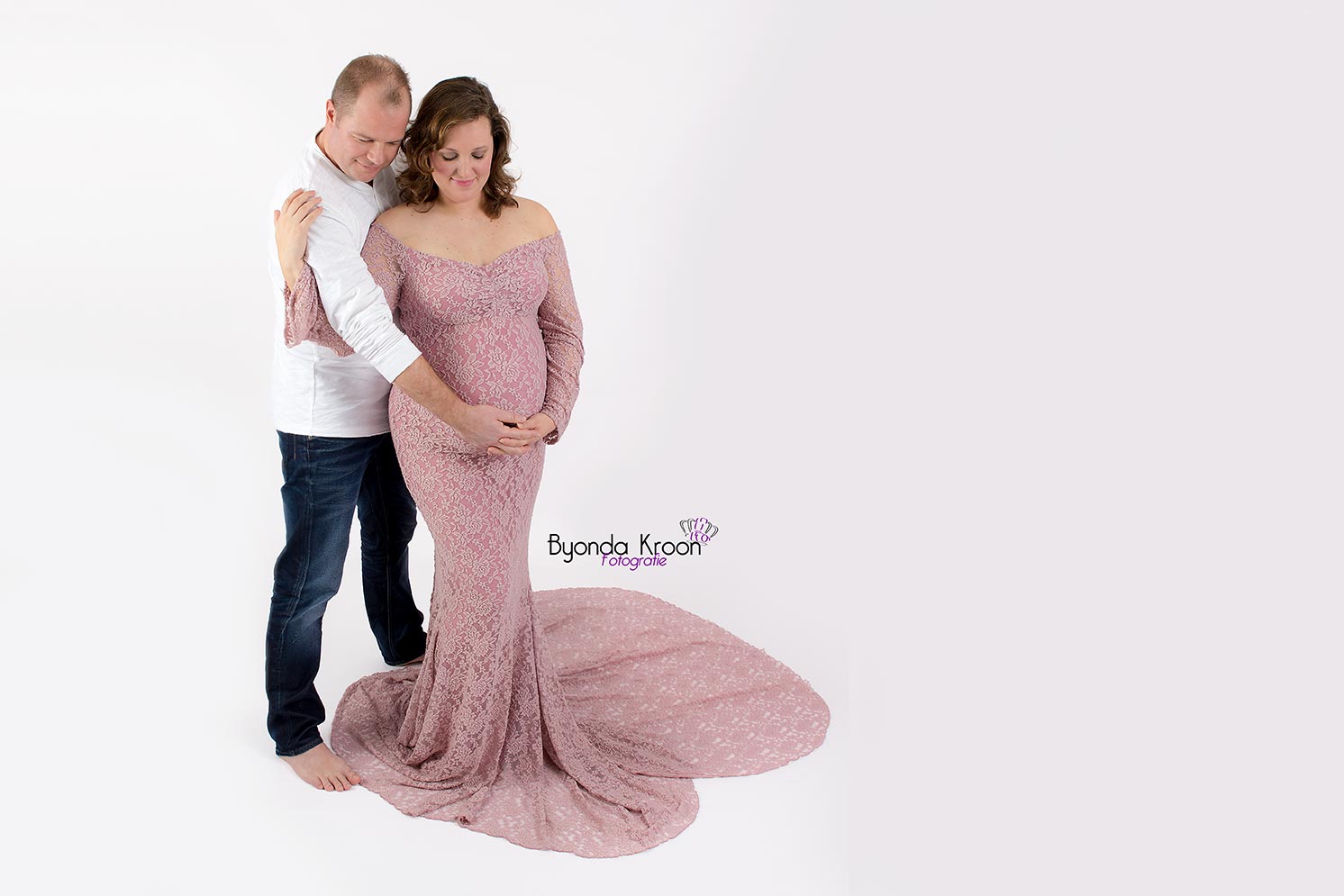 Samen-zwanger-zwangerschapsshoot-Maassluis-roze-jurk-zwangerschapsjurk-bijna-papa-en-mama