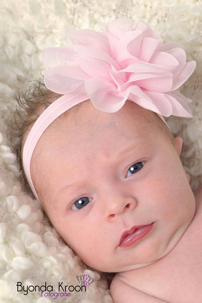2.newborn-newbornfotografie-meisje-haarband-bloem-babyfotografie-portret