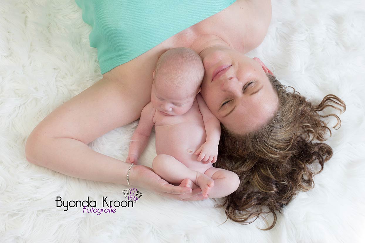 newborn-fotoshoot-mama-baby-portretfotograaf-Maassluis-ontspannen-mintgroen